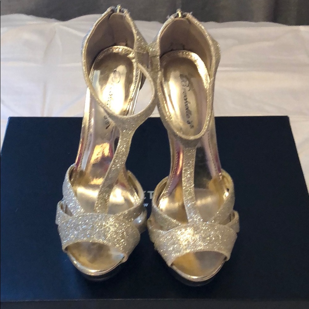 Gold sparkle Pumps